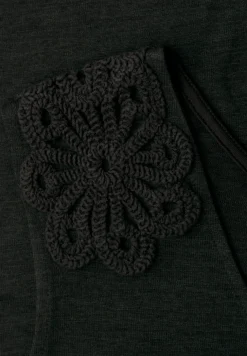 Top met V-hals en kanten detail