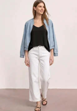 Top met V-hals en knoopdetail