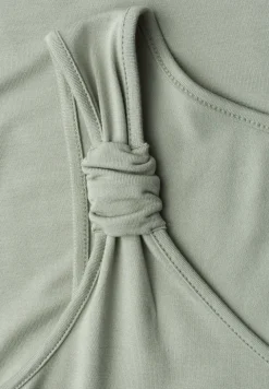 Top met V-hals en knoopdetail