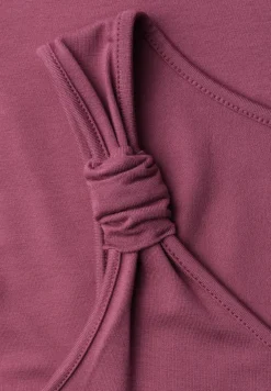 Top met V-hals en knoopdetail