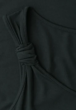 Top met V-hals en knoopdetail