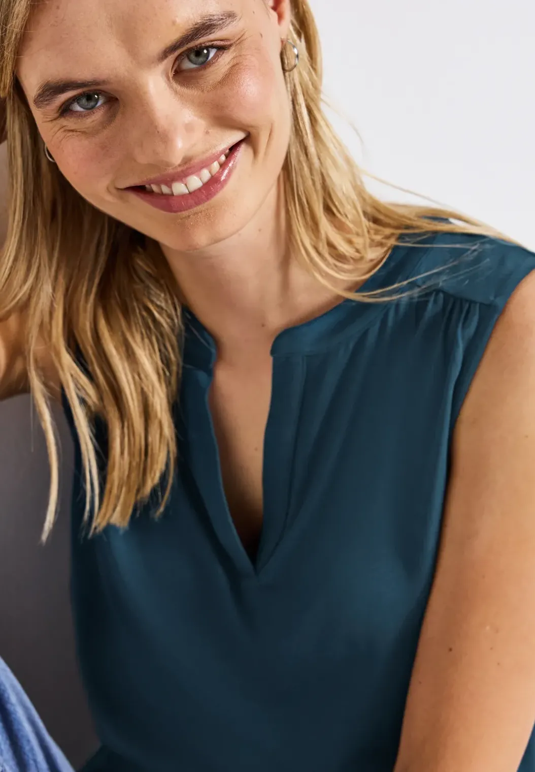 Tricot top met gespleten hals