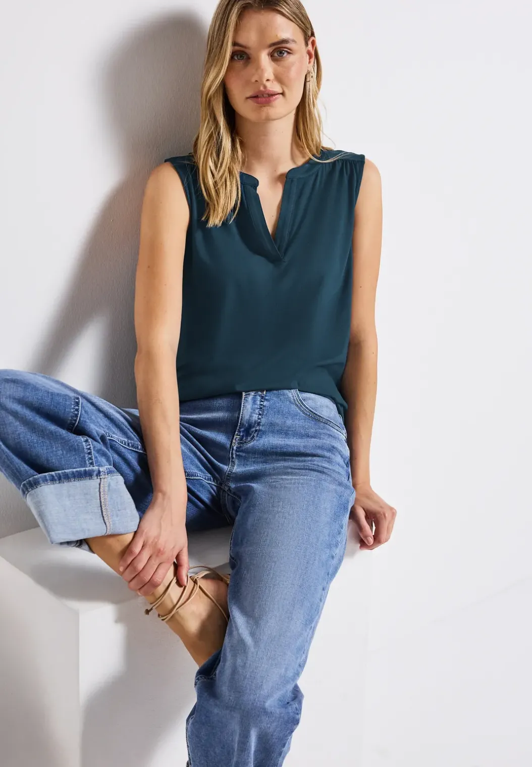 Tricot top met gespleten hals