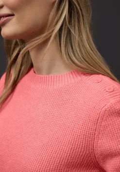 Trui met knoopdetail