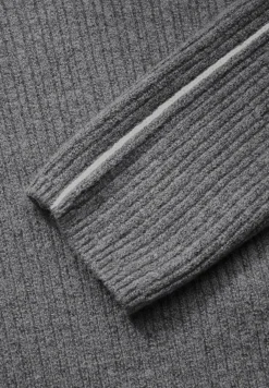 Trui met contrastdetail