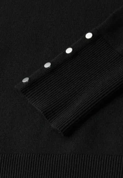 Trui met knoopdetail