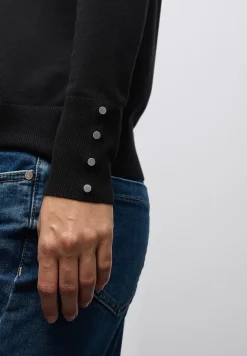 Trui met knoopdetail