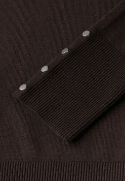 Trui met knoopdetail