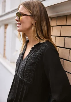 Tuniek met gespleten hals en borduursel