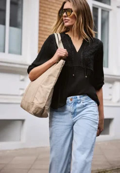 Tuniek met gespleten hals en borduursel