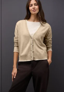Vest met contrasterende details
